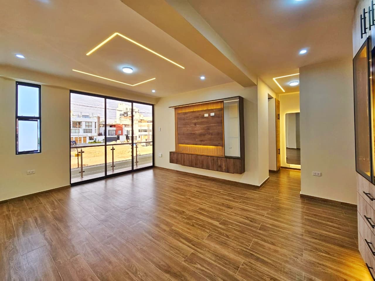ORIGIN Home — sala con balcón