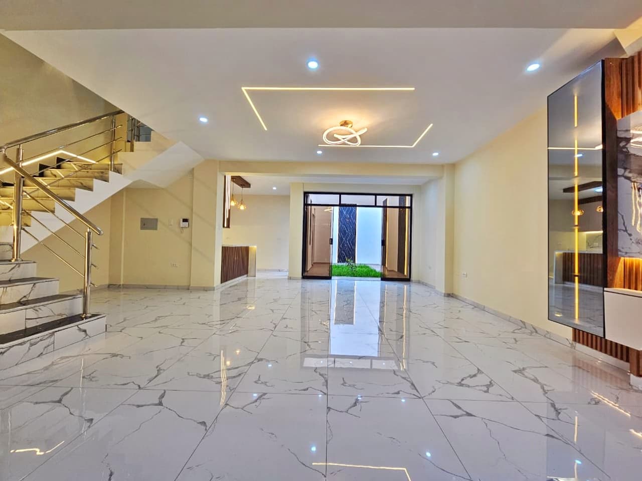 ORIGIN Home — hall y escalera