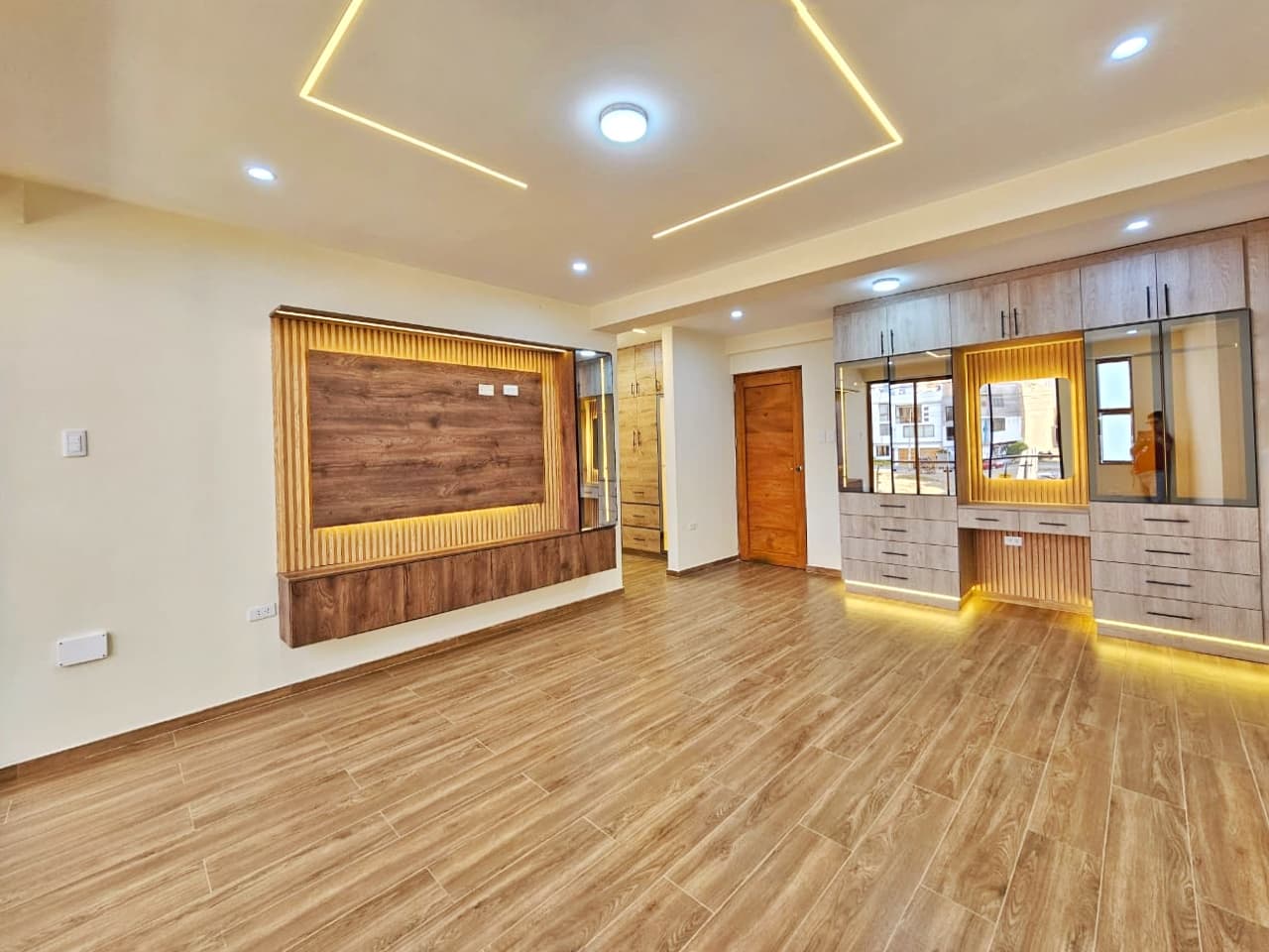 ORIGIN Home — sala con acabados en madera